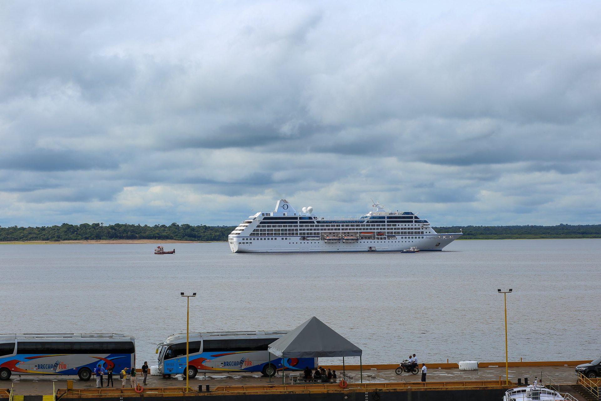 Temporada de Cruzeiros - transatlântico Insígnia, da empresa marítima Oceania Cruises, no porto de Manaus,