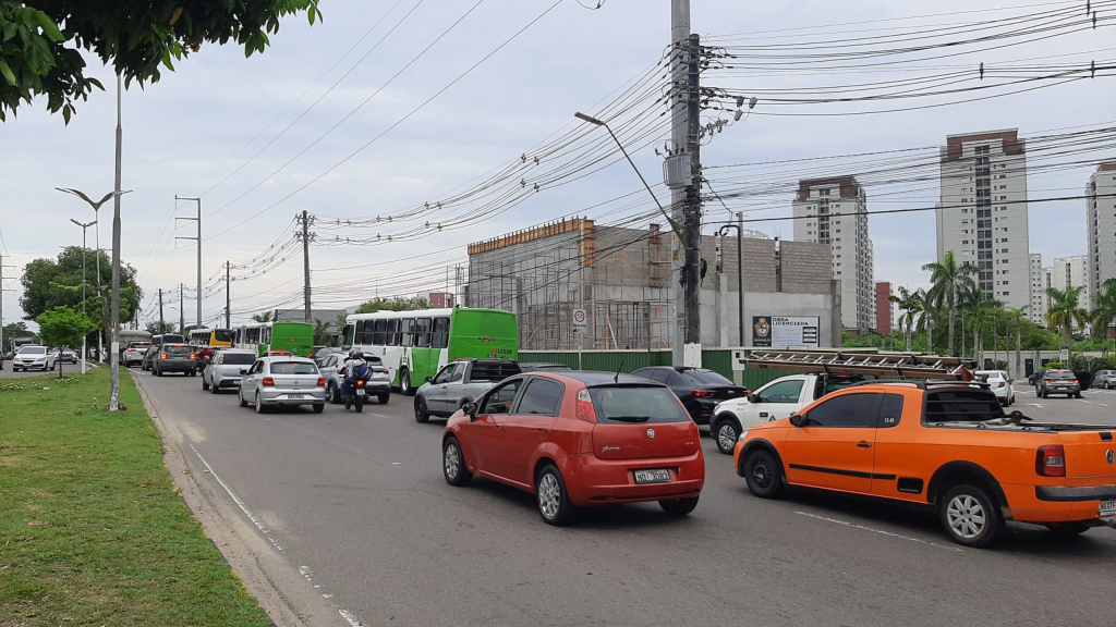 Trânsito lento na Ponta Negra - Foto: André Meirelles/ Portal Norte