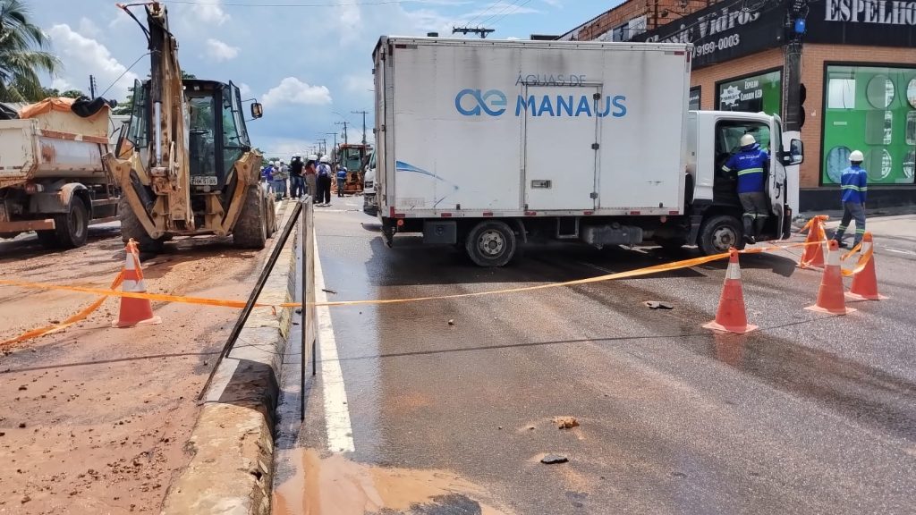 Parte da via precisou ser interditada por conta da lama no local - Foto: Guilherme Guedes/ Rádio Mais Brasil News Manaus