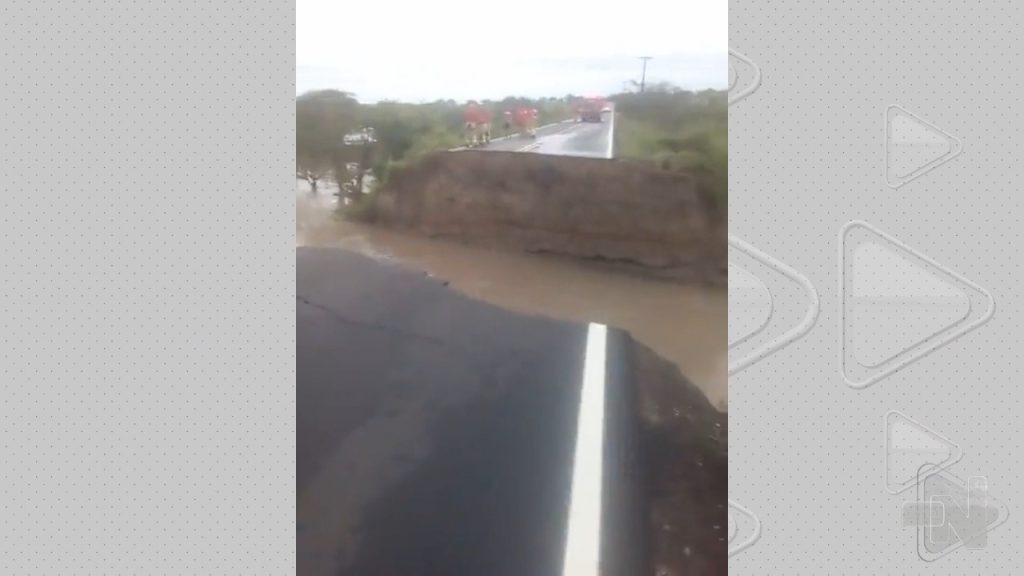 Uma pessoa morre após 'cratera engolir' carros em rodovia no Sergipe