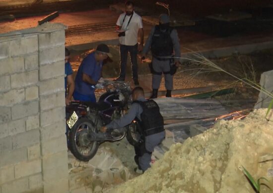 Motociclista morre ao colidir contra muro de condomínio de Manaus