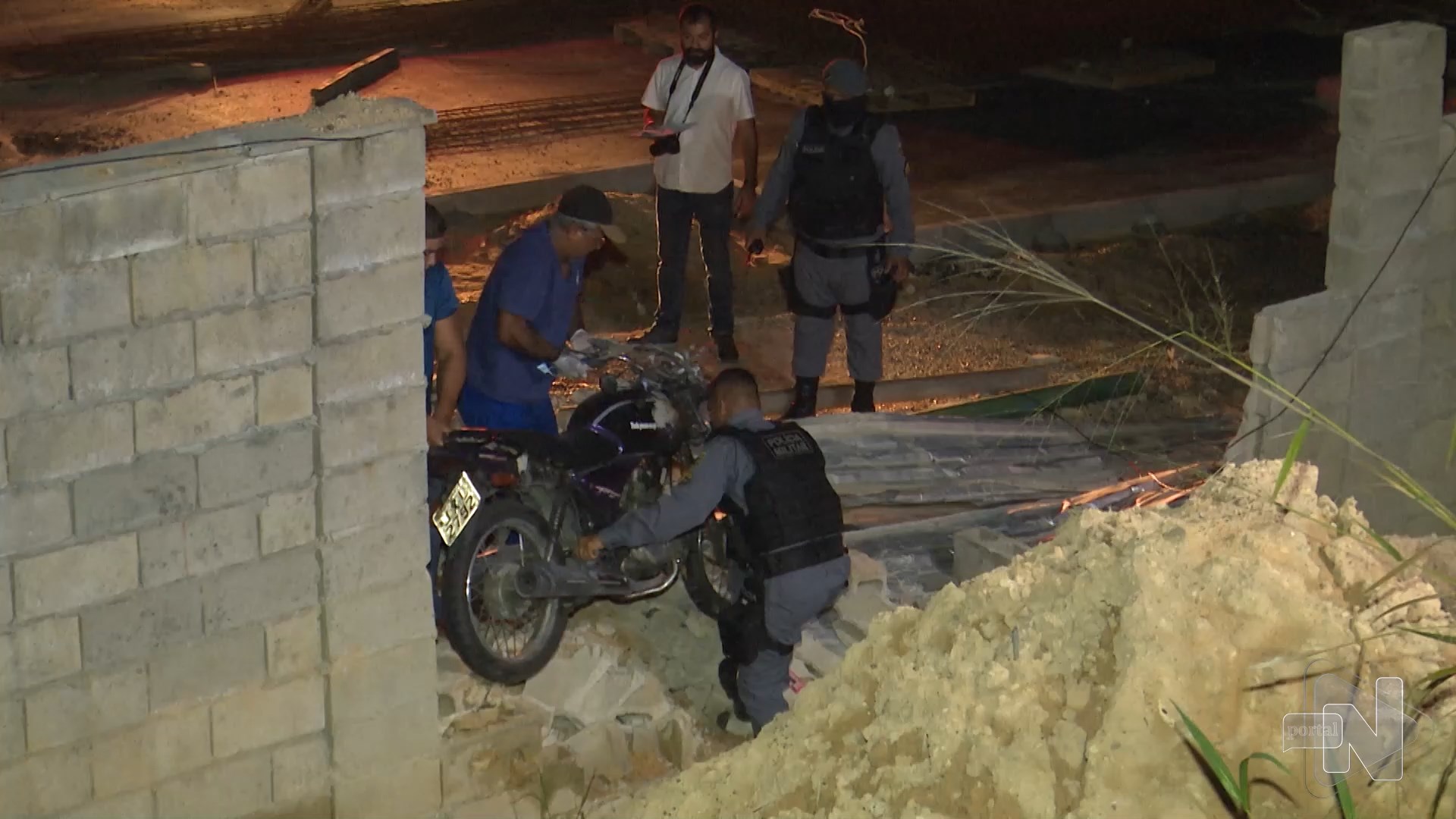 Motociclista morre ao colidir contra muro de condomínio de Manaus