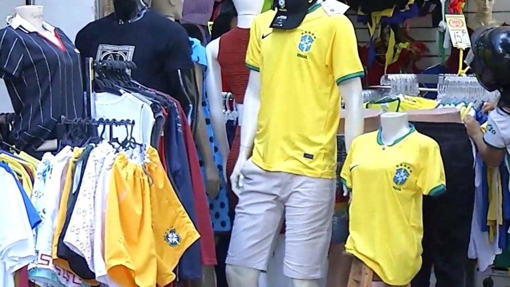 Segundo jogo da seleção brasileira aumenta procura por camisas em Manaus