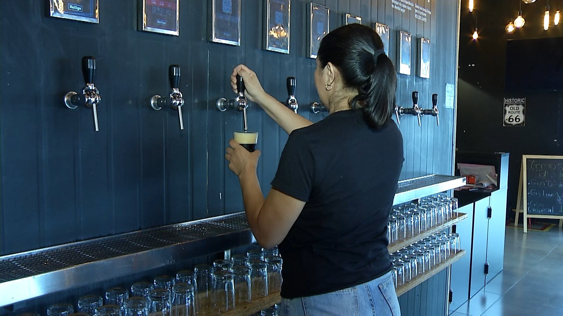 Venda de cerveja aumenta em bares durante mundial de futebol em Manaus