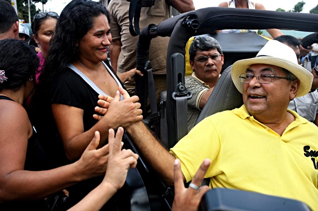 Amazonino Mendes cumprimenta eleitor durante campanha à Prefeitura de Manaus em 2008 - Foto: Ricardo Oliveira/Agência Estado
