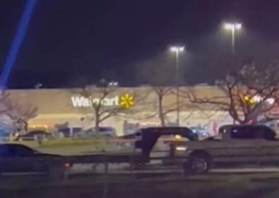 Ataque a tiros na Walmart ocorreu por volta das 22h no EUA - Foto: Reprodução/Twitter @metropoles