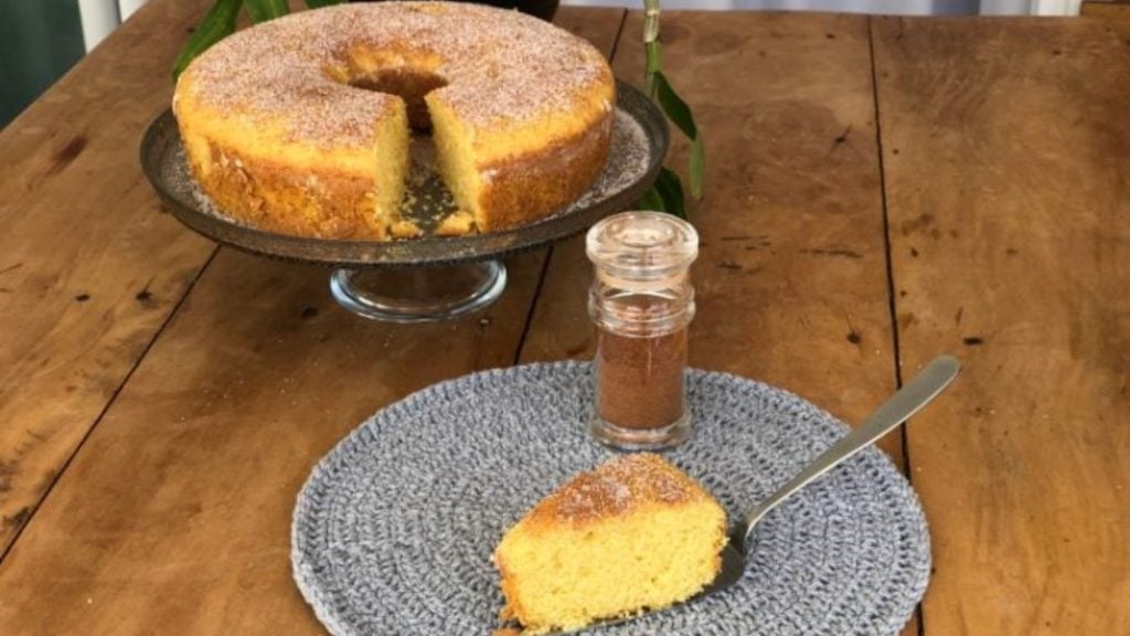 O bolo de fubá já é bom, imagina com um toque a mais - Foto: Reprodução/Receitaria