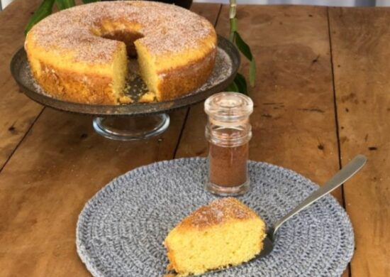 O bolo de fubá já é bom, imagina com um toque a mais - Foto: Reprodução/Receitaria