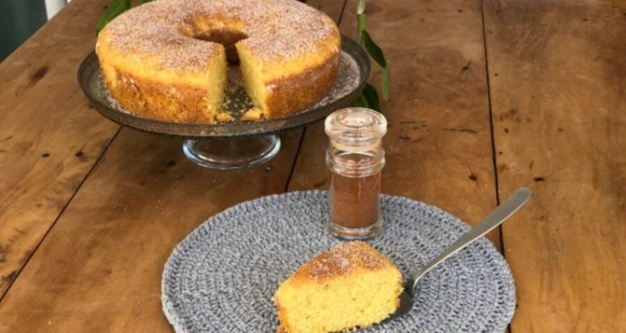 O bolo de fubá já é bom, imagina com um toque a mais - Foto: Reprodução/Receitaria