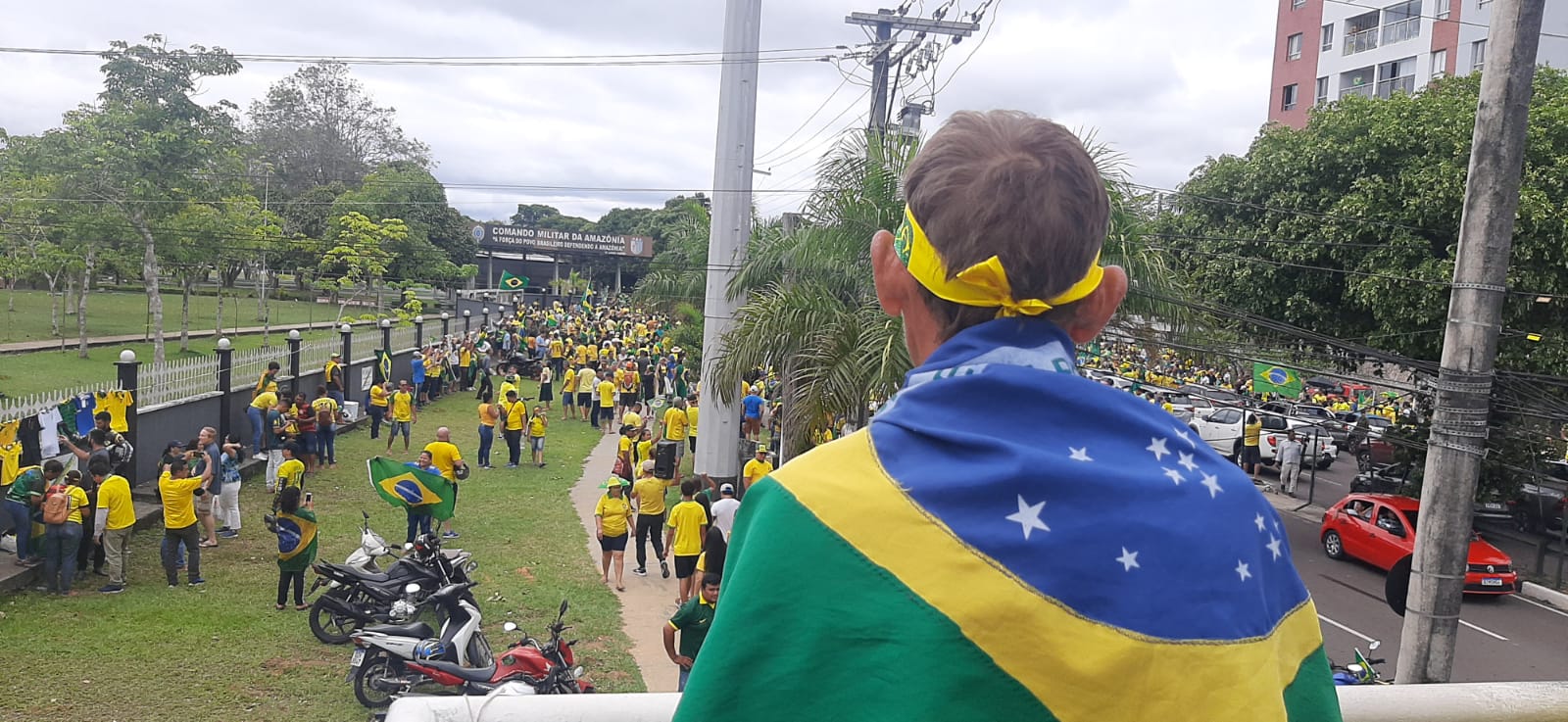 Bolsonaristas se reúnem em frente ao CMA, na Ponta Negra, em Manaus - Foto: André Meirelles/Portal Norte