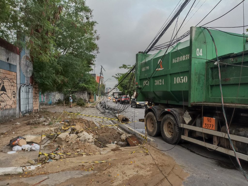 caminhão derruba poste e danifica rede elétrica em Manaus 2
