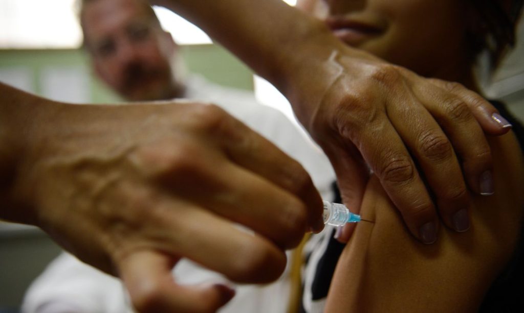 Câncer do colo do útero poderia ser evitado com medidas preventivas, como a vacinação contra HPV - Foto: Marcelo Camargo/Agência Brasil