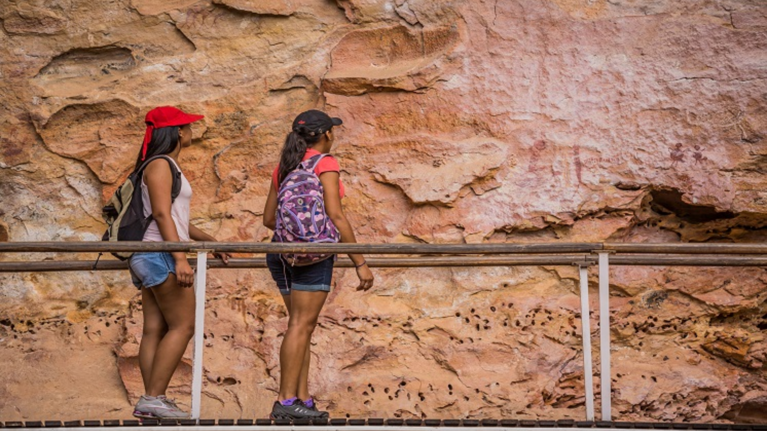 Turistas visitam cavernas brasileiras na Serra da Capivara (PI). Foto: Divulgação/Embratur