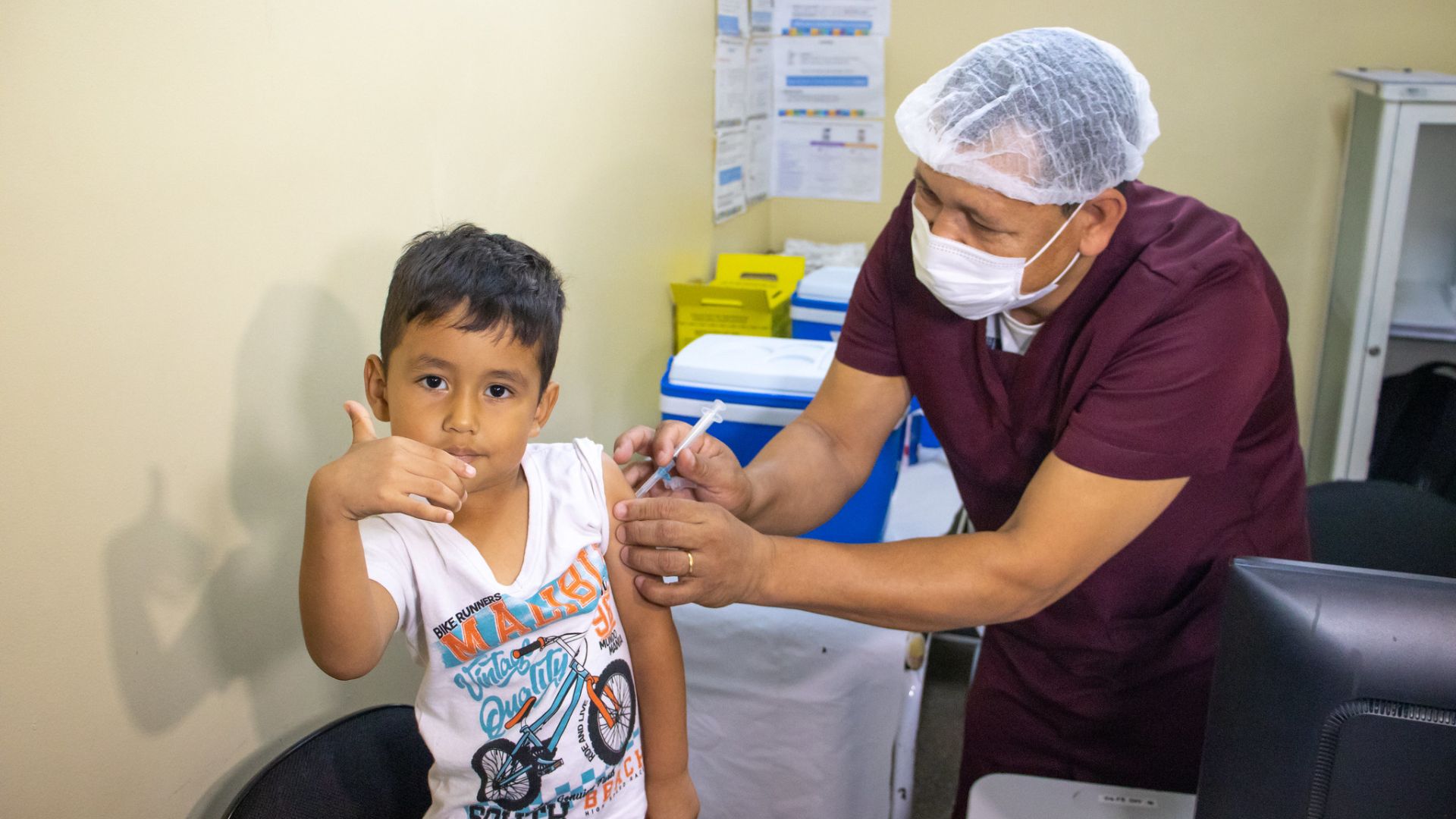 Bebês e crianças menores de 3 anos começam a receber o imunizante contra Covid-19 - Foto: Elienai Emanuel/Semsa