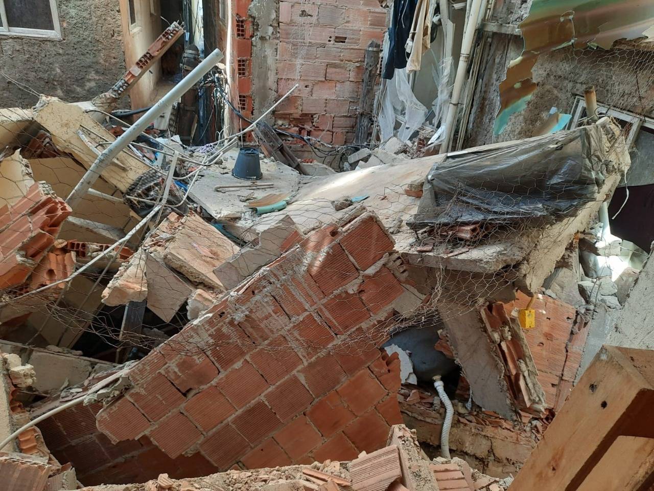 Desabamento de prédio de 5 andares ocorreu na manhã desta quinta - Foto: Divulgação