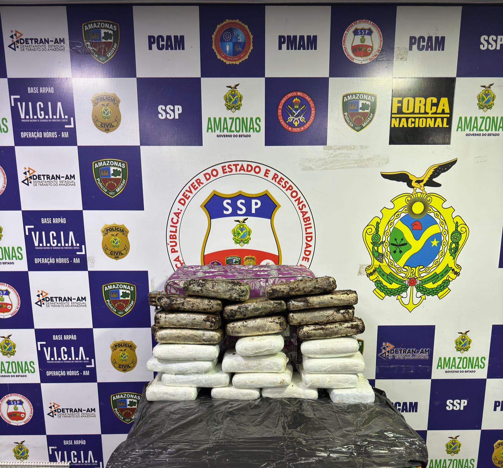 Droga estava escondida em mala das suspeitas - Foto: Divulgação/SSP-AM