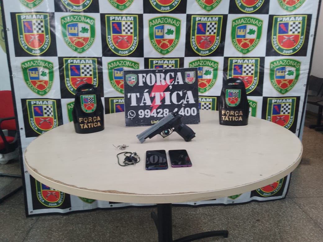 Em um dos casos divulgados pela polícia, dois jovens foram presos com um simulacro e celulares roubados - Foto: Divulgação/Força Tática da PM-AM