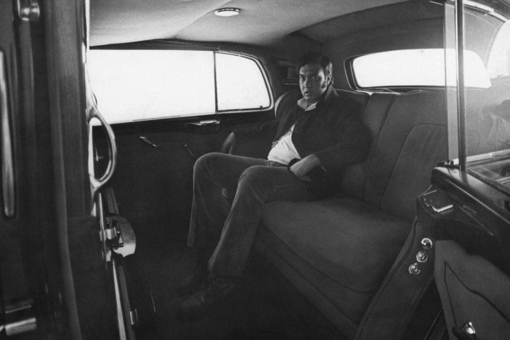 O cantor e músico Erasmo Carlos posa no interior de um de seus carros em 1968 - Foto: Estadão Conteúdo