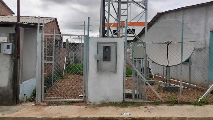Segundo moradores, as casas próximas à antena passaram a apresentar rachaduras após instalação da estrutura - Foto: Divulgação/DPE-AM