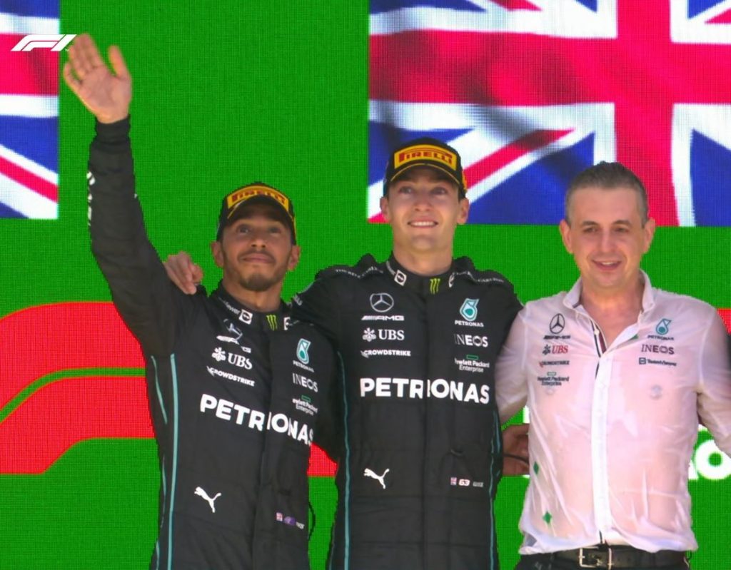 Lewis Hamilton e George Russell fizeram dobradinha da Mercedes neste domingo - Foto: Reprodução/Twitter @f1