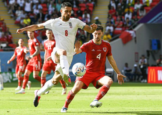 País de Gales x Irã: Ben Davies (d), do País de Gales, disputa o lance com Morteza Pouraliganji, do Irã, durante partida válida pelo Grupo B da Copa do Mundo disputada no Estádio Ahmad Bin Ali, em Al Rayyan, no Catar, nesta sexta-feira, 25 de novembro de 2022- Foto: Fábio Ferrari/Dia Esportivo/Estadão Conteúdo