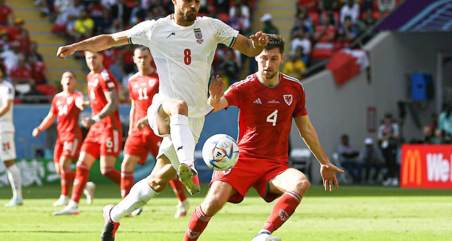 País de Gales x Irã: Ben Davies (d), do País de Gales, disputa o lance com Morteza Pouraliganji, do Irã, durante partida válida pelo Grupo B da Copa do Mundo disputada no Estádio Ahmad Bin Ali, em Al Rayyan, no Catar, nesta sexta-feira, 25 de novembro de 2022- Foto: Fábio Ferrari/Dia Esportivo/Estadão Conteúdo