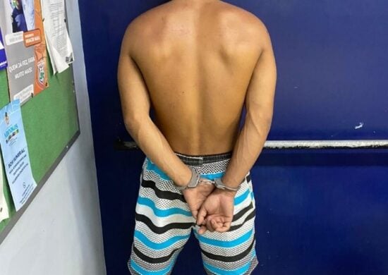 Jovem preso tem passagem por roubo, tráfico e porte ilegal de arma - Foto: Divulgação/PMAM