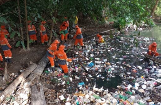 Limpeza de igarapés ocorre em outras localidades de forma simultânea - Foto: Alex Melo/Semulsp