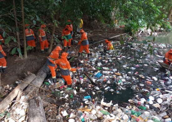 Limpeza de igarapés ocorre em outras localidades de forma simultânea - Foto: Alex Melo/Semulsp