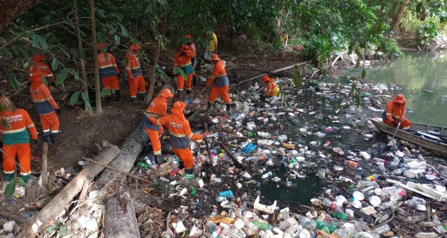 Limpeza de igarapés ocorre em outras localidades de forma simultânea - Foto: Alex Melo/Semulsp