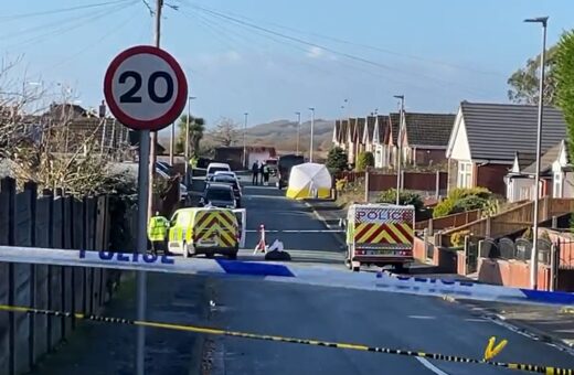 Local com corpo contaminado foi isolado por tenda em Wigan - Foto: Reprodução/Twitter @TOMolloyMEN