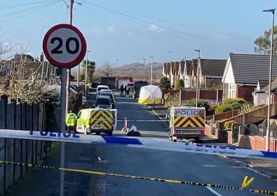 Local com corpo contaminado foi isolado por tenda em Wigan - Foto: Reprodução/Twitter @TOMolloyMEN