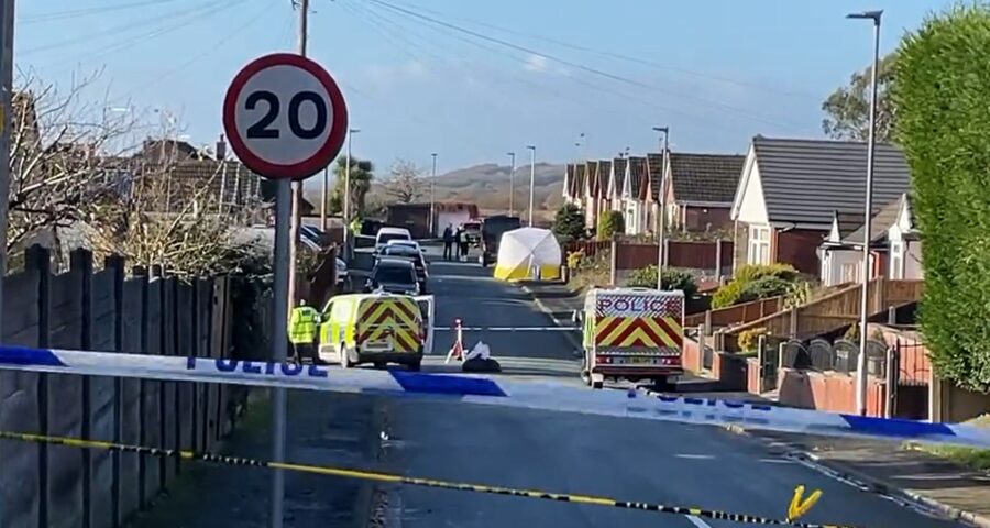 Local com corpo contaminado foi isolado por tenda em Wigan - Foto: Reprodução/Twitter @TOMolloyMEN