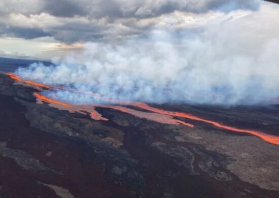 Mauna Loa, maior vulcão do mundo, está em erupção pela primeira vez desde 1984 - Foto: Divulgação/USGS