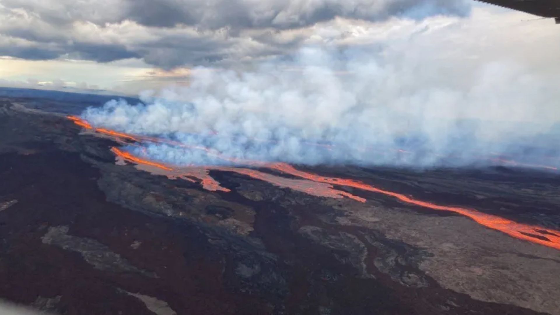 Mauna Loa, maior vulcão do mundo, está em erupção pela primeira vez desde 1984 - Foto: Divulgação/USGS