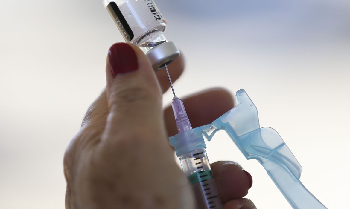 Vacinação contra a gripe começa nesta segunda-feira, confira quem deve receber o imunizante- Foto: José Cruz/Agência Brasol