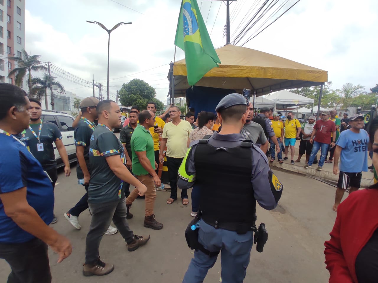 Órgãos de segurança tentaram dispersar atos em frente ao CMA, em Manaus, mas manifestação continua - Foto: Daniel Melo/TV Norte AM