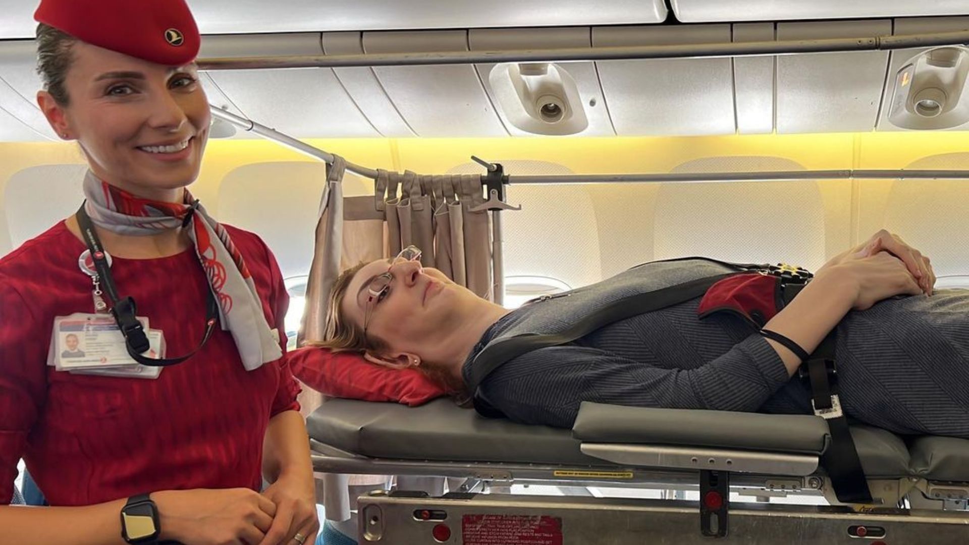 A mulher mais alta do mundo em sua primeira viagem de avião - Foto: Reprodução/Instagram @rumeysagelgi