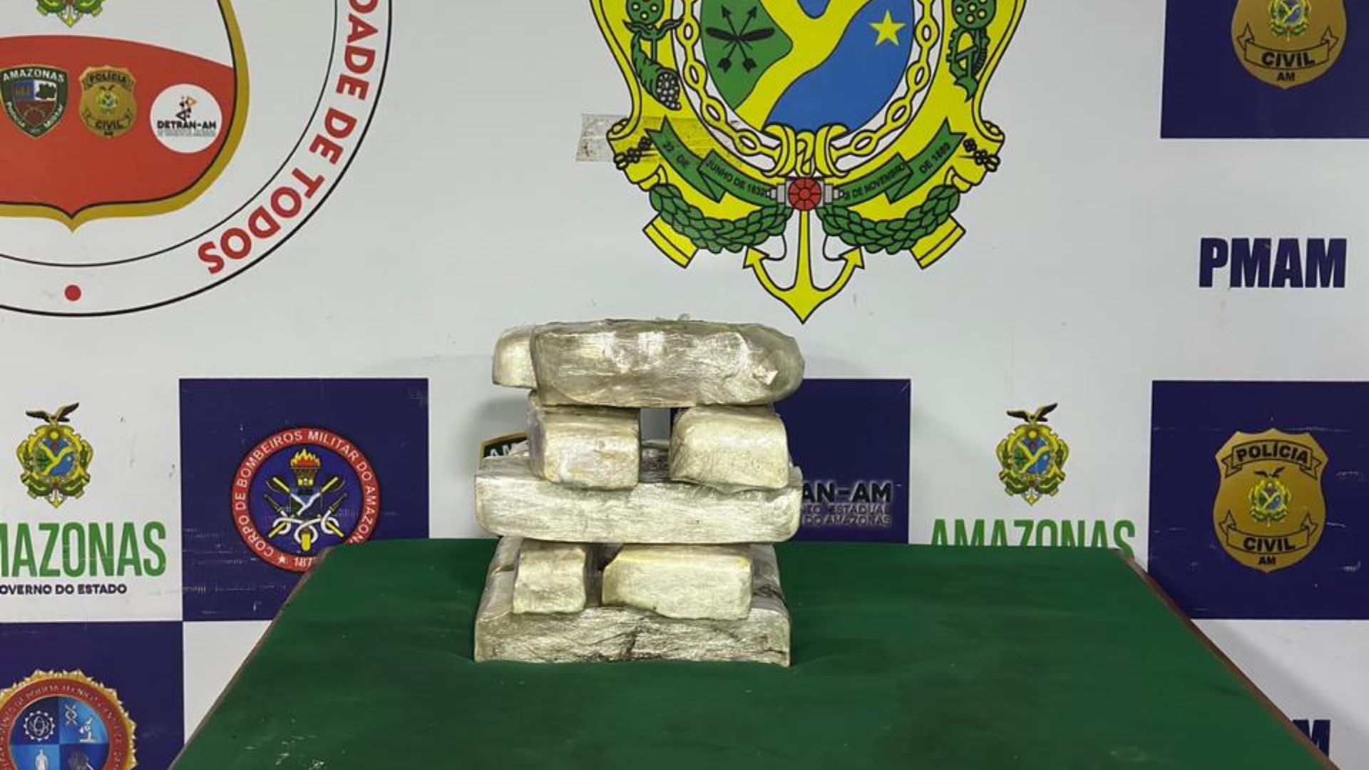Droga apreendida estava na bagagem da mulher que foi presa - Foto: Divulgação/SSP-AM