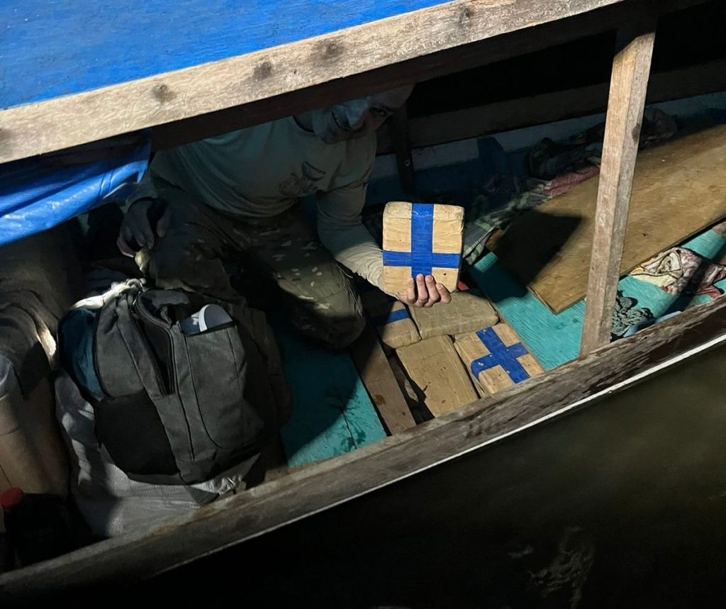Policiais realizaram buscas no barco e encontraram entorpecente - Foto: Divulgação/PF