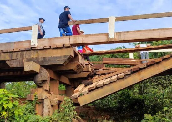 BR-319: ponte de madeira é serrada no AM