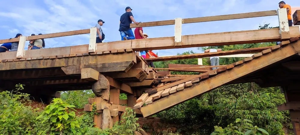 BR-319: ponte de madeira é serrada no AM