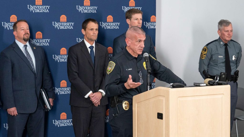 O chefe de polícia da UVA, Tim Longo, fornece uma atualização sobre o tiroteio na Universidade de Virgínia. (Foto de Dan Addison, University Communications