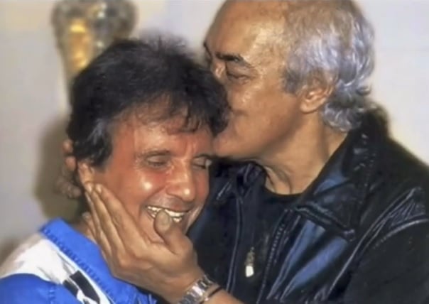 Roberto Carlos recebe beijo do amigo Erasmo Carlos - Foto: Reprodução/Instagram @robertocarlosoficial
