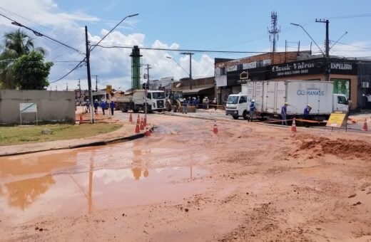 Rompimento de adutora ocorreu na manhã desta sexta - Foto: Guilherme Guedes/Rádio Mais Brasil News Manaus