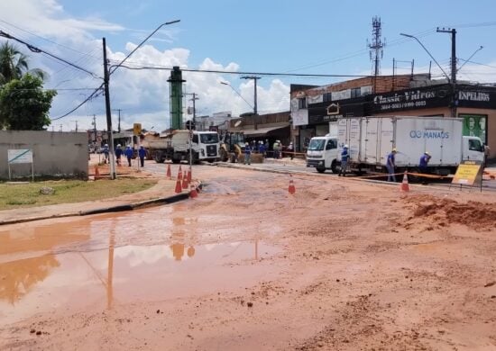 Rompimento de adutora ocorreu na manhã desta sexta - Foto: Guilherme Guedes/Rádio Mais Brasil News Manaus