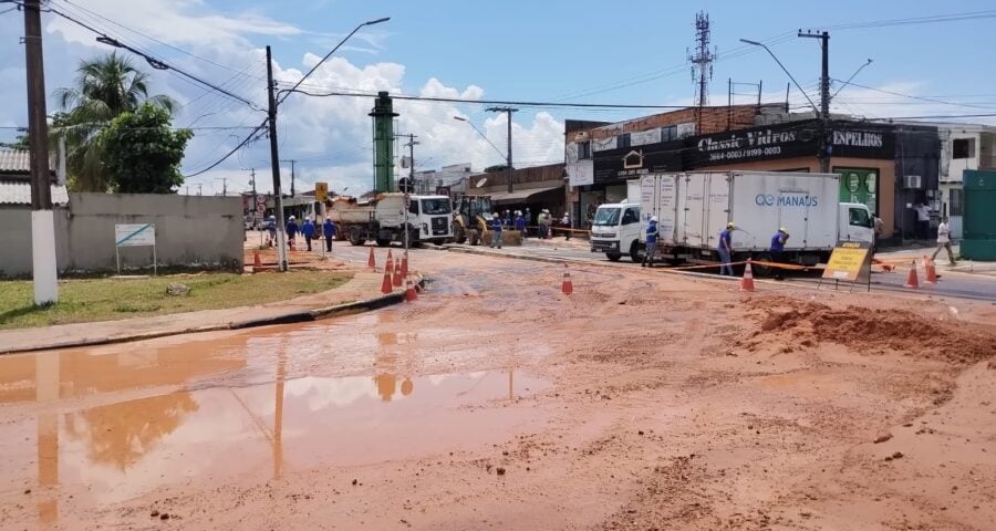 Rompimento de adutora ocorreu na manhã desta sexta - Foto: Guilherme Guedes/Rádio Mais Brasil News Manaus