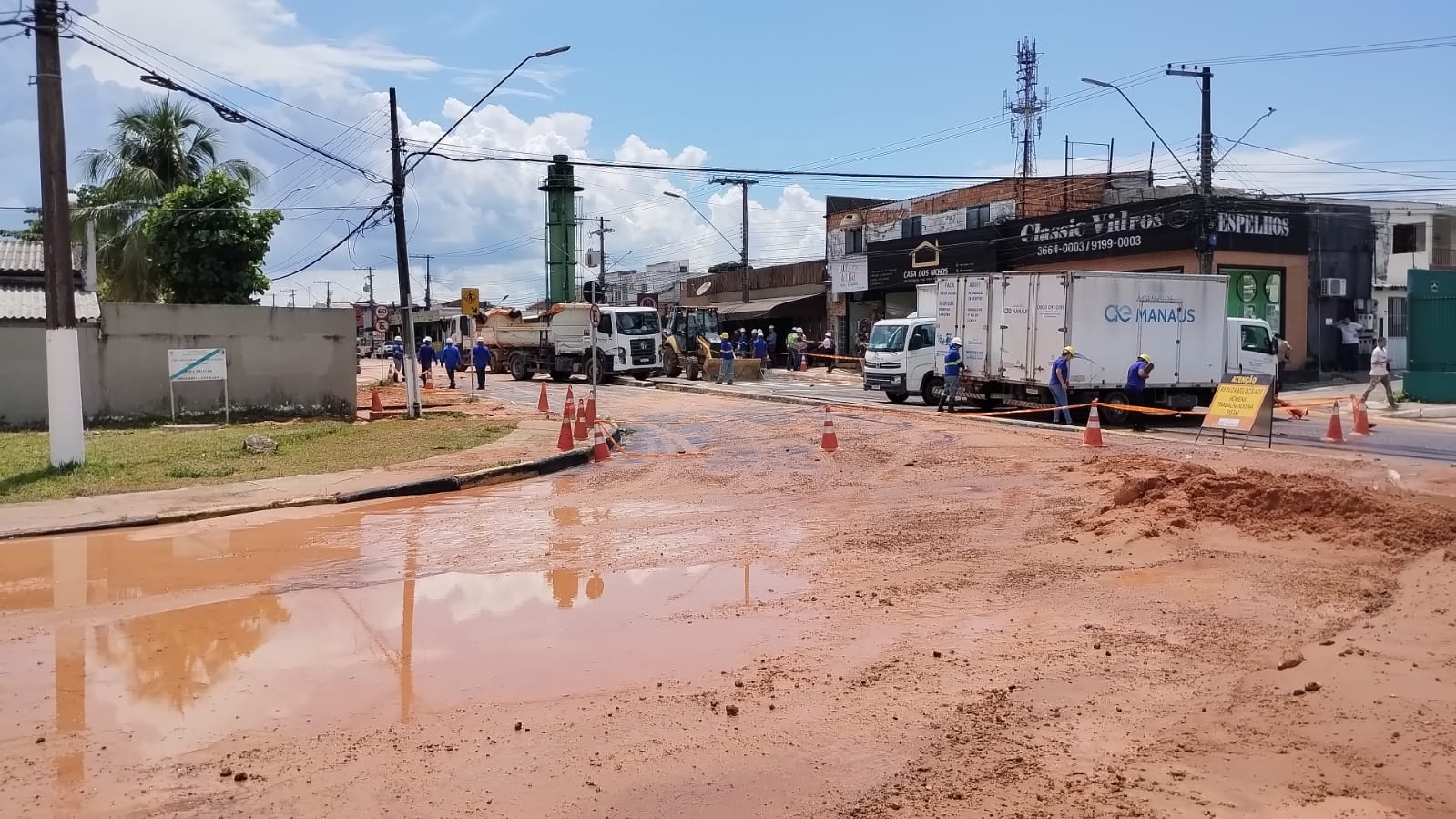 Rompimento de adutora ocorreu na manhã desta sexta - Foto: Guilherme Guedes/Rádio Mais Brasil News Manaus