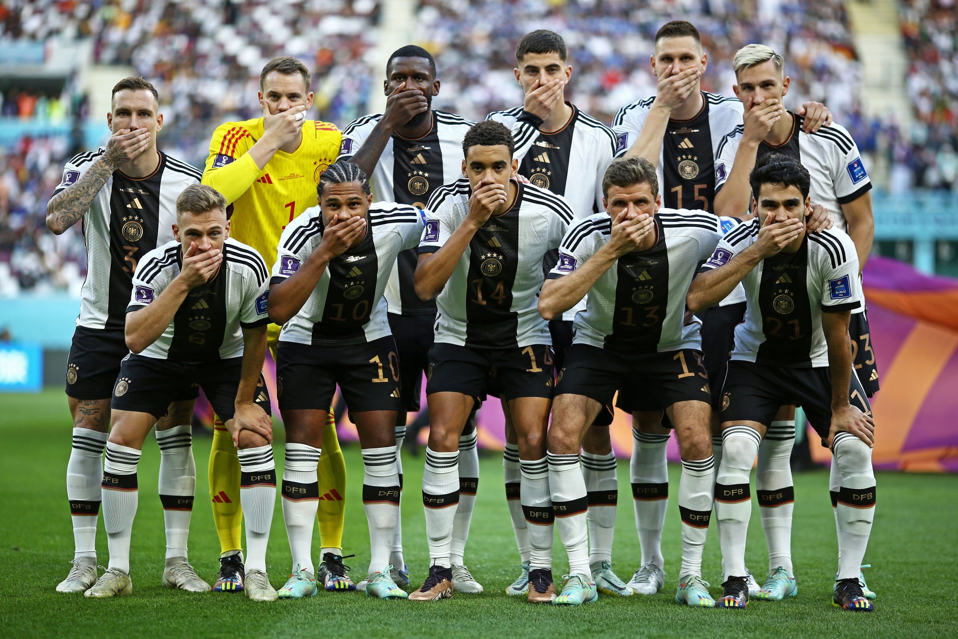 Jogadores da Alemanha colocam a mão na boca como forma de protesto momentos antes do jogo contra o Japão - Foto: Heuler Andrey/Dia Esportivo/Estadão Conteúdo