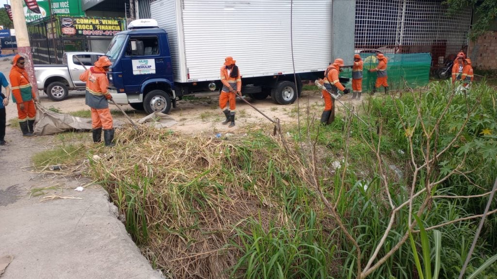 Serviços de limpeza de igarapés também contam com capinagem nas margens dos córregos - Foto: Valdo Leão/Semulsp